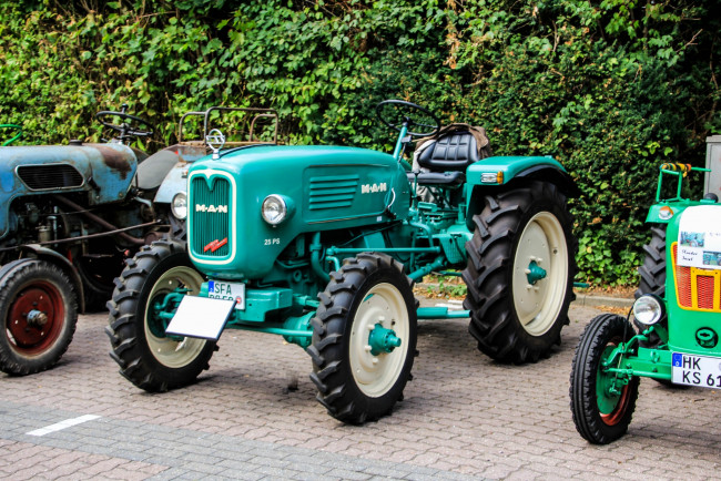 Обои картинки фото man, техника, тракторы, трактор, колесный