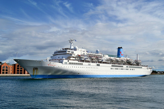 Обои картинки фото thomson spirit, корабли, лайнеры, круиз, гавань, лайнер