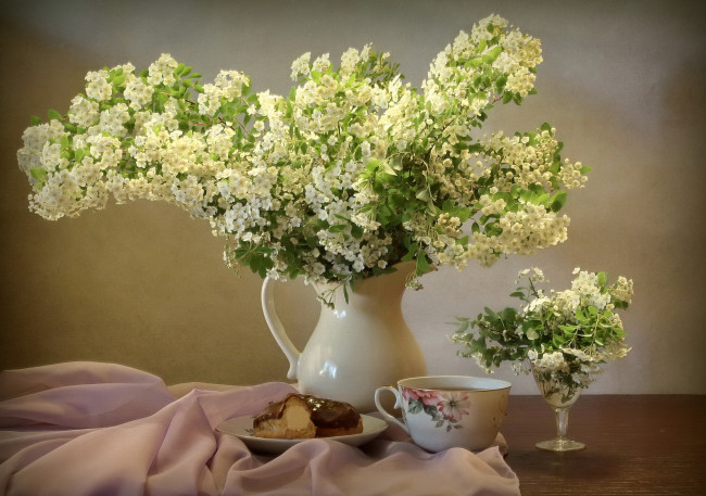 Обои картинки фото цветы, букеты,  композиции, пирожное, кувшин, спирея, букет