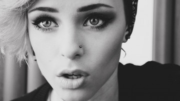 Картинка lana+branishti девушки пирсинг лицо блондинка черно-белая