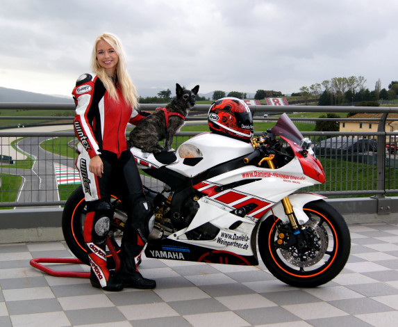 Обои картинки фото мотоциклы, мото с девушкой, девушка, взгляд, фон, улыбка, мотоцикл