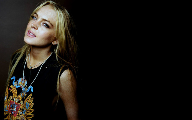 Обои картинки фото девушки, lindsay lohan, линдси, лохан, футболка, цепочки, веснушки, блондинка