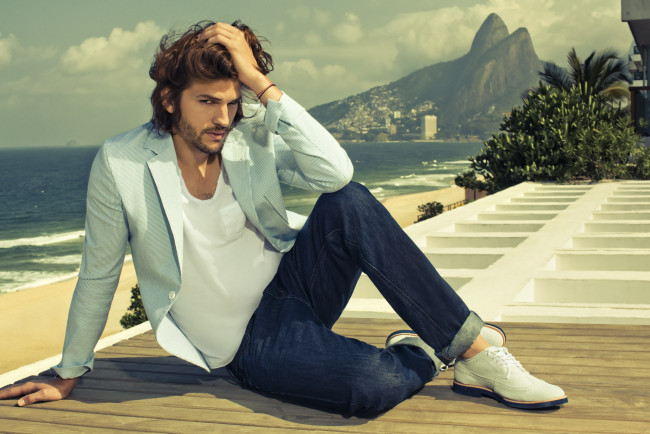 Обои картинки фото мужчины, ashton kutcher, джинсы, пиджак