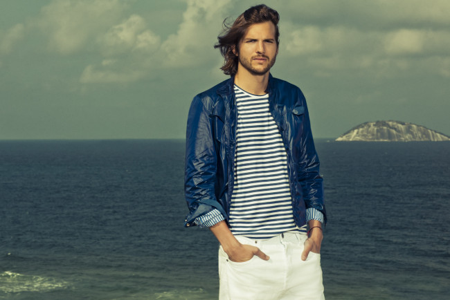 Обои картинки фото мужчины, ashton kutcher, море, бородка, ветровка