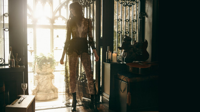 Обои картинки фото gayle gown, девушки, -unsort , брюнетки, темноволосые, модель, гитары, решетки, бокалы, бутылки, балкон, кружева, шатенка, gayle, gown