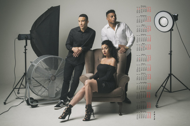 Обои картинки фото календари, люди, парень, девушка, кресло, взгляд, 2018