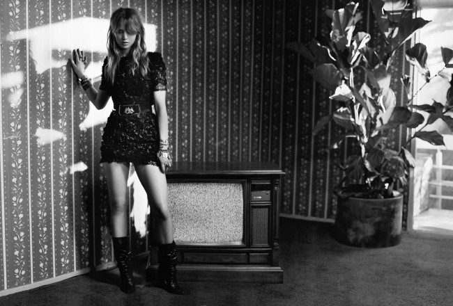 Обои картинки фото девушки, jennifer lawrence, сапоги, цветок, телевизор, стены, браслеты, пояс, актриса, дженнифер, лоуренс, платье, черно-белая