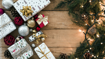 Картинка праздничные подарки+и+коробочки шишки гирлянда подарки шарики