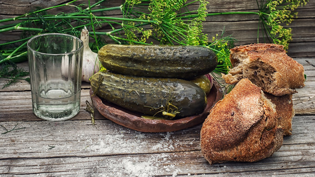 Обои картинки фото еда, салаты,  закуски, водка, закуска