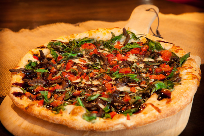 Обои картинки фото еда, пицца, помидоры, зелень