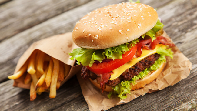 Обои картинки фото еда, бутерброды,  гамбургеры,  канапе, гамбургер, салат, бекон, помидор, картофель, фри