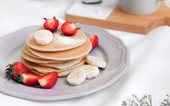 Обои картинки фото еда, блины,  оладьи, оладьи, клубника, банан