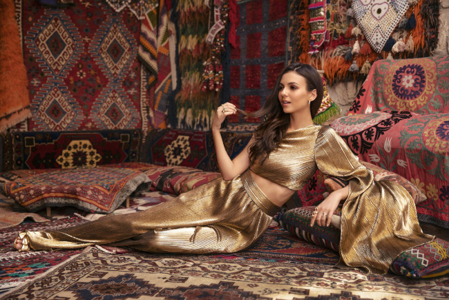 Обои картинки фото девушки, victoria justice, ковры, подушки, поза