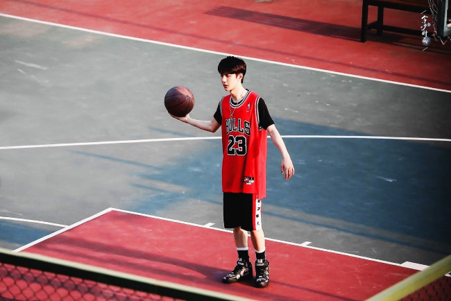 Обои картинки фото мужчины, wang yi bo, форма, мяч, площадка, баскетбол