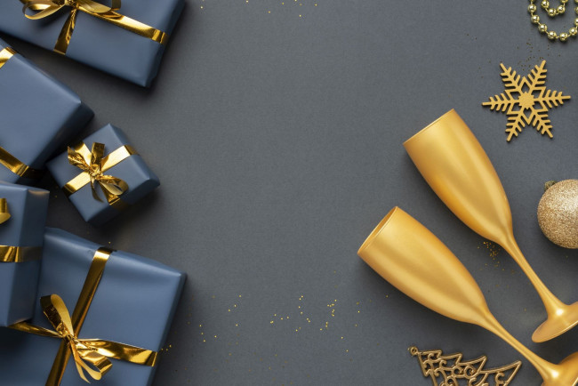 Обои картинки фото праздничные, подарки и коробочки, колокольчик, шишка, подарки, ленты, банты