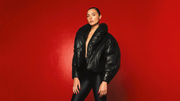 обоя девушки, gal gadot, актриса, брюнетка, куртка