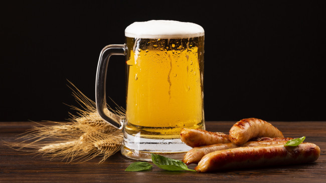 Обои картинки фото еда, напитки,  пиво, колбаски, пиво, базилик, колосья