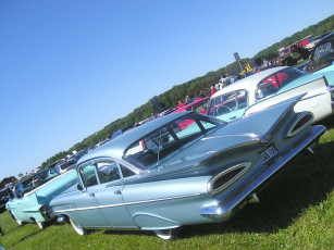 Картинка автомобили выставки уличные фото