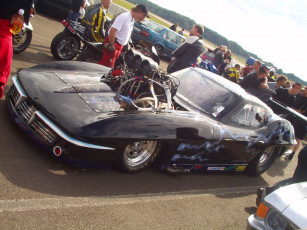 Картинка автомобили выставки уличные фото