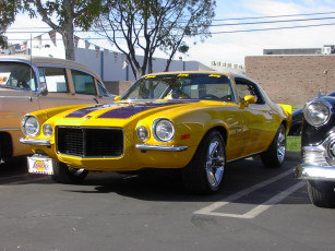 Картинка автомобили выставки уличные фото