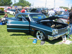 Картинка автомобили выставки уличные фото