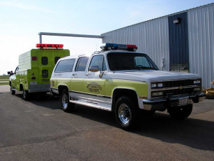 Картинка автомобили выставки уличные фото