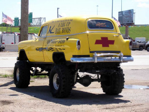 Картинка автомобили выставки уличные фото