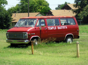 Картинка автомобили выставки уличные фото