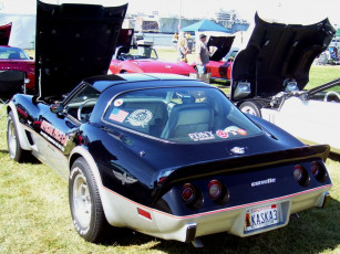 Картинка автомобили выставки уличные фото