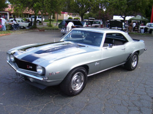 Картинка автомобили выставки уличные фото