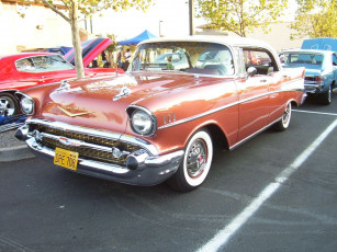 Картинка автомобили выставки уличные фото