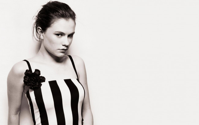 Обои картинки фото Anna Paquin, девушки, , , черно-белое, фото