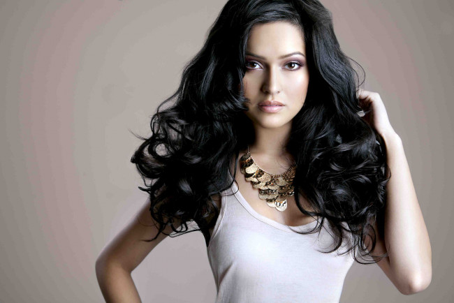 Обои картинки фото Hammasa Kohistani, девушки, модель, монисто, волосы