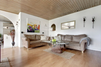 Картинка интерьер гостиная стол диваны картины