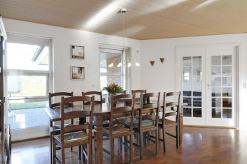 Картинка интерьер столовая стулья стол