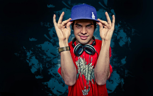 Обои картинки фото troy, datsik, музыка, другое, улыбка, наушники, кепка, dj