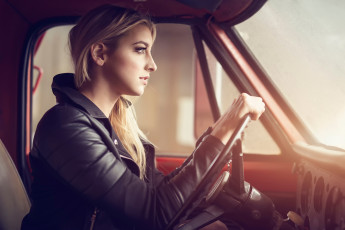 Картинка автомобили -авто+с+девушками руль