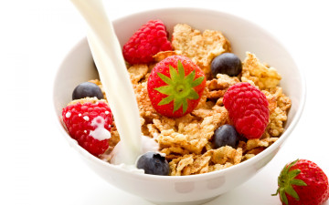 Картинка еда мюсли +хлопья strawberries cornflakes milk клубника fruit кукурузные хлопья черника молоко малина фрукты завтрак breakfast blueberries raspberries
