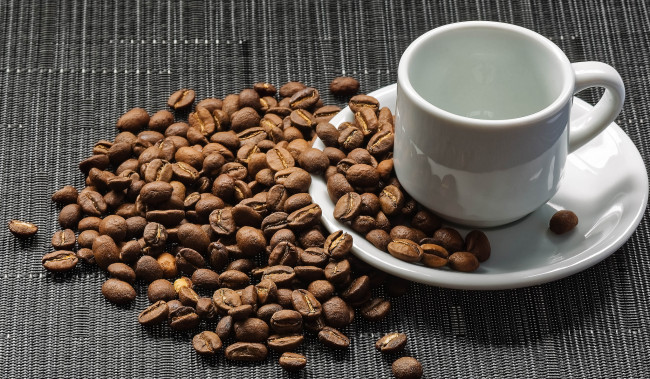 Обои картинки фото еда, кофе,  кофейные зёрна, зерна, чашка