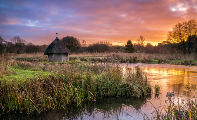 Обои картинки фото природа, реки, озера, река, зарево, тучи, камыш