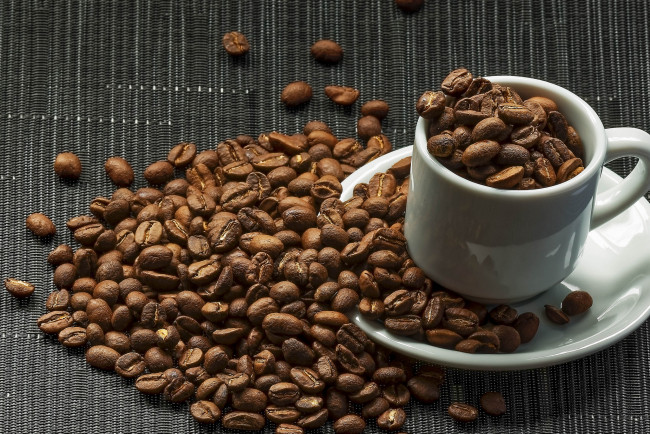 Обои картинки фото еда, кофе,  кофейные зёрна, зерна, чашка