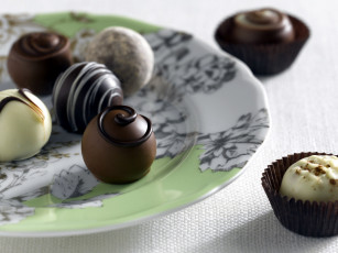 Картинка еда конфеты +шоколад +сладости ассорти тарелка