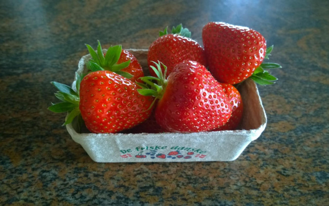 Обои картинки фото еда, клубника,  земляника, лакомство, десерт, ягоды