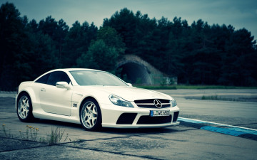 Картинка автомобили mercedes-benz площадка лес белый мерседес арка