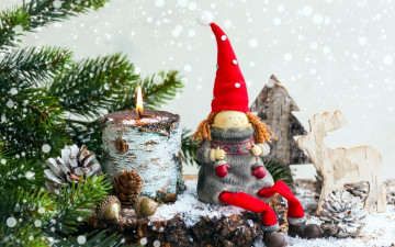 Картинка праздничные фигурки куколка шишки свеча