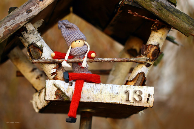 Обои картинки фото праздничные, фигурки, куколка, кормушка