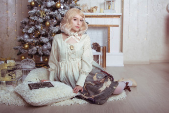 Картинка девушки momo платье ёлка книга подушка клетка мех