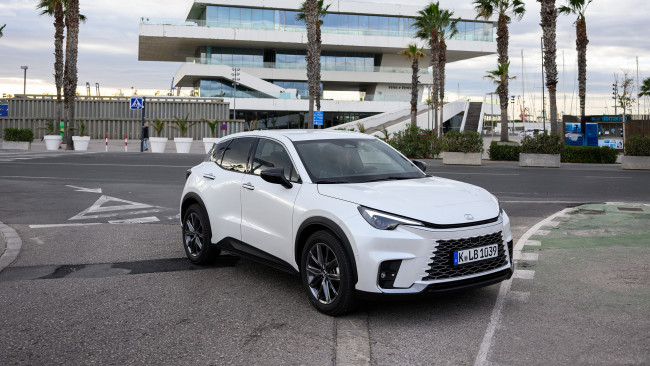 Обои картинки фото lexus lbx 2024 , color sonic quartz, автомобили, lexus, lbx, 2024, кроссовер, улица, окрас, цветной, звуковой, кварц