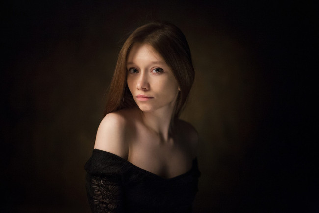 Обои картинки фото девушки, - лица,  портреты, максим, максимов, женщины, брюнетка, длинные, волосы, смотрит, на, зрителя, макияж, подводка, для, глаз, голые, плечи, платье, черная, одежда, студия, слабое, освещение, прямые