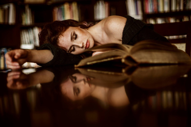 Обои картинки фото девушки, michalina cysarz, модель, женщины, отражение, веснушки, лицо, в, помещении, книги, макияж, закрытые, глаза, полька